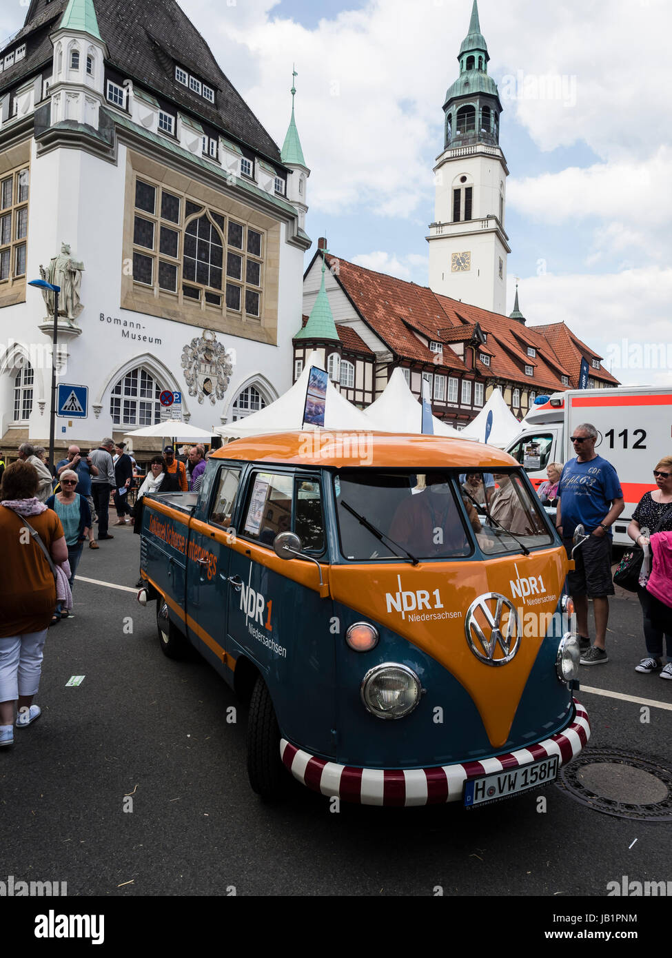 Festival 'Landpartie' , spectacles et expositions sur les prairies du château de Celle, église et musée par démenagement dans le dos, Celle, Allemagne. Banque D'Images