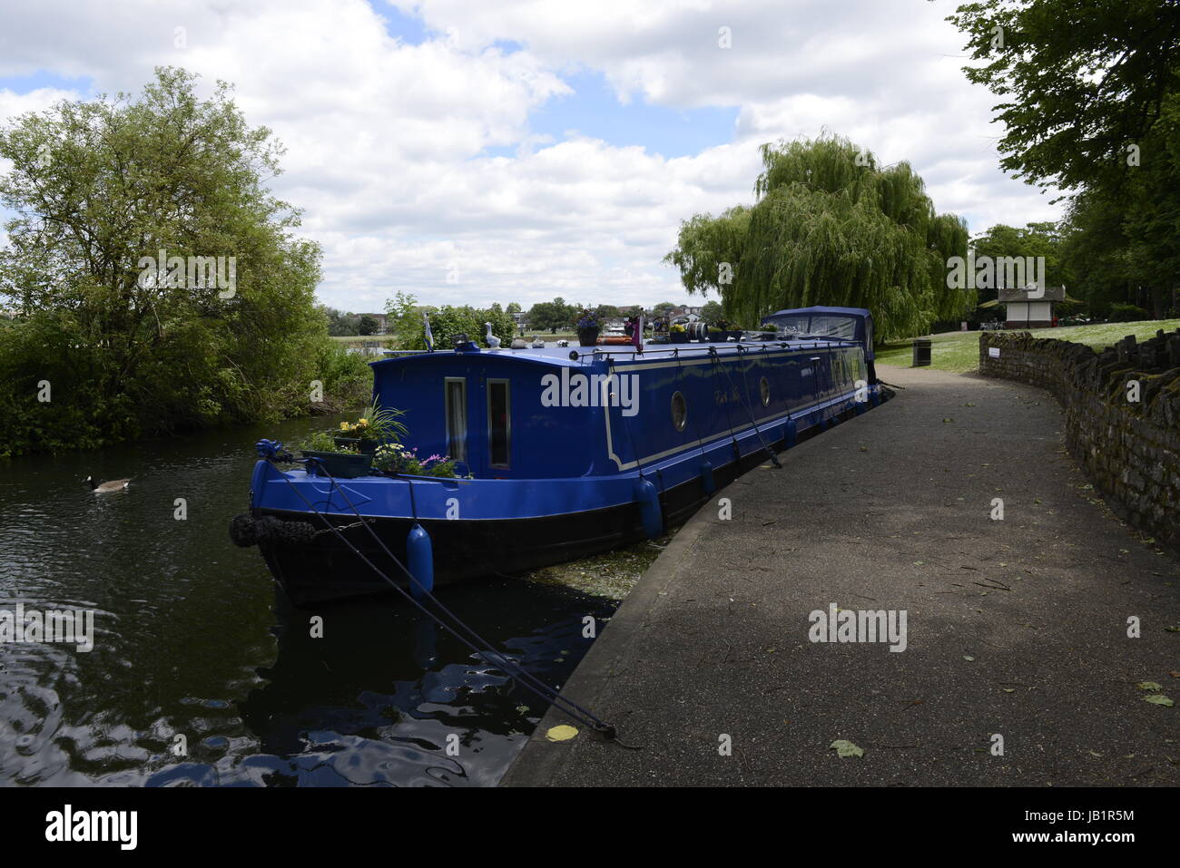 Péniche attaché sur le côté de la Tamise à Windsor Banque D'Images
