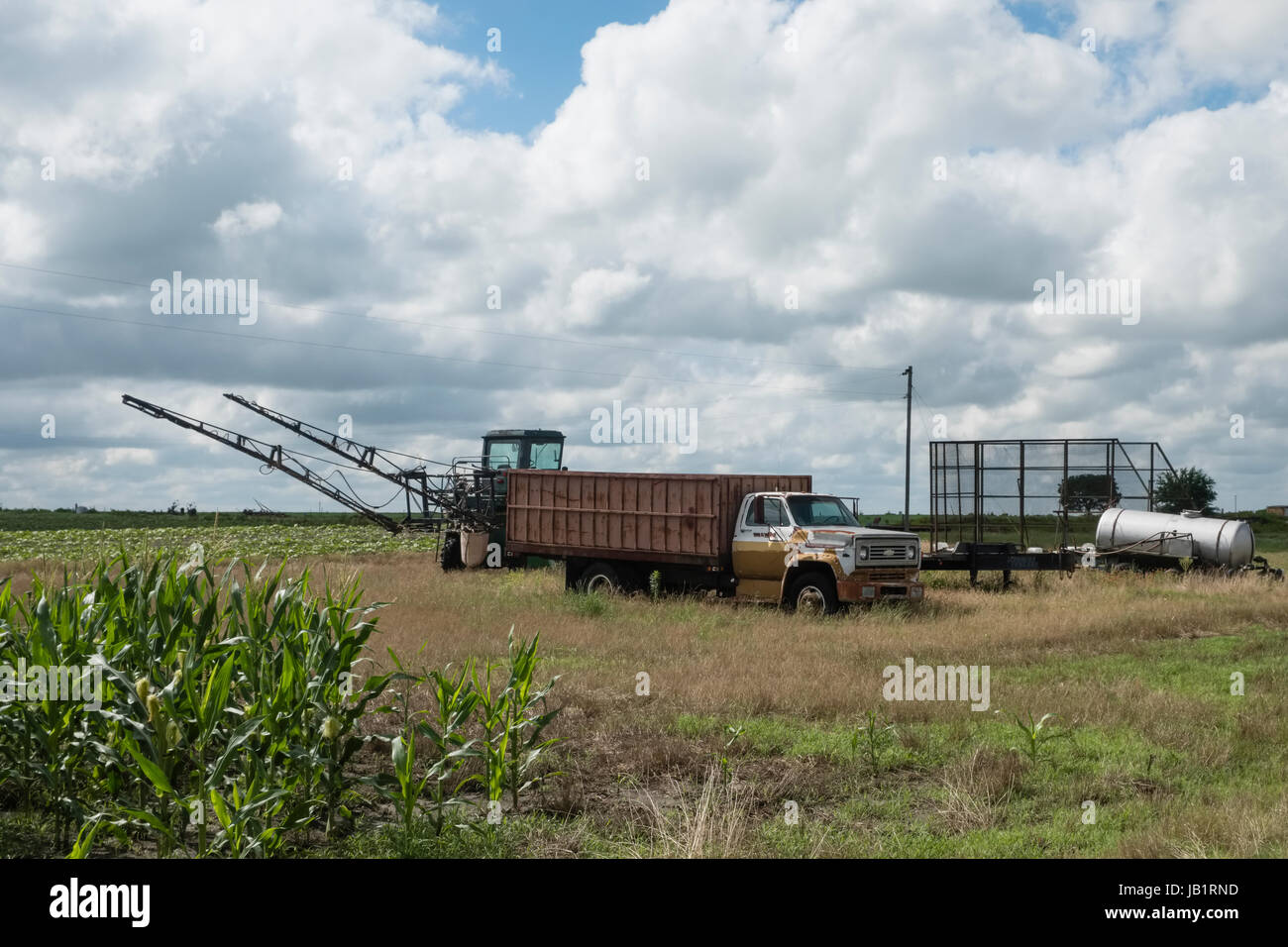 Machines agricoles et les véhicules en attente d'être mis en service. Banque D'Images