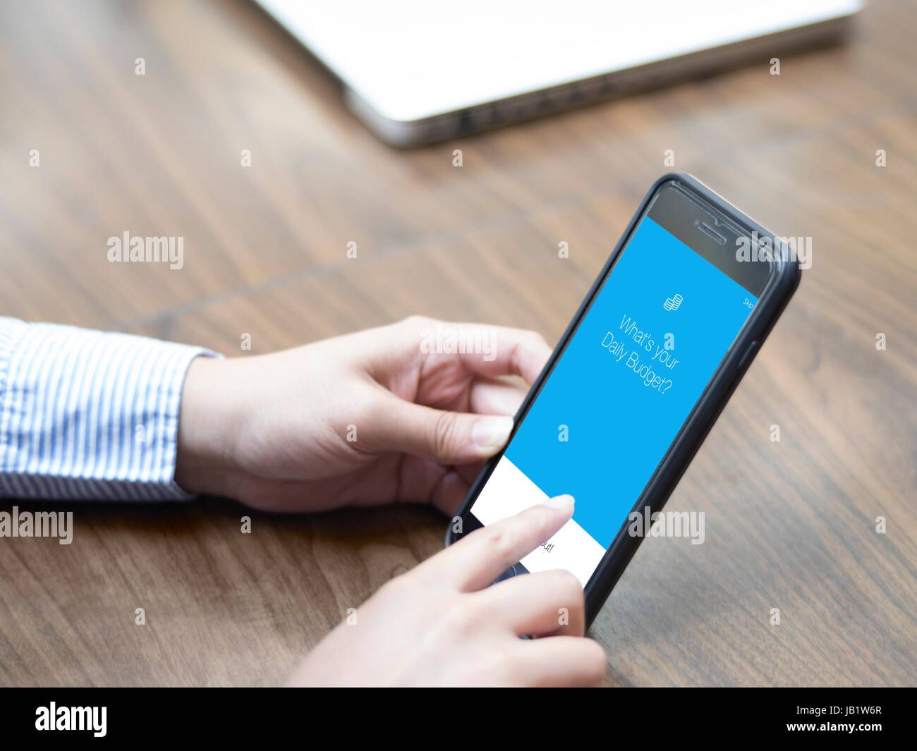 Vue rapprochée d'une femelle à l'aide de l'application de comptabilité avec son iphone Banque D'Images