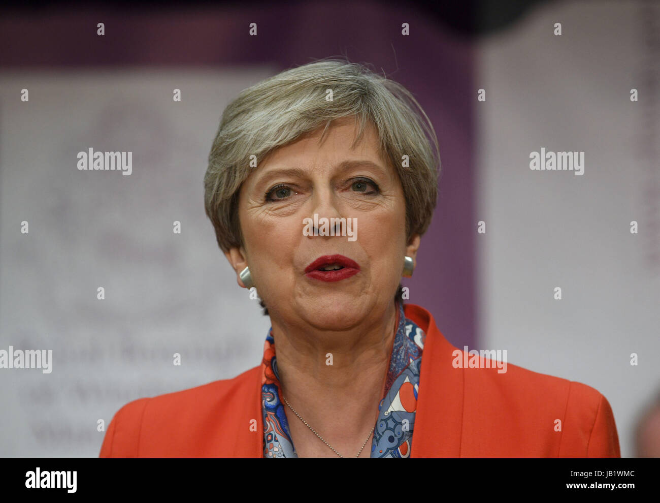 Premier ministre Theresa peut s'exprime à l'aimant de Loisirs à Maidenhead, après qu'elle a occupé son siège. Banque D'Images