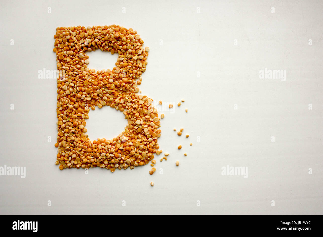 Lettre b. L'alphabet à partir de céréales. les pois. La photo pour votre conception Banque D'Images