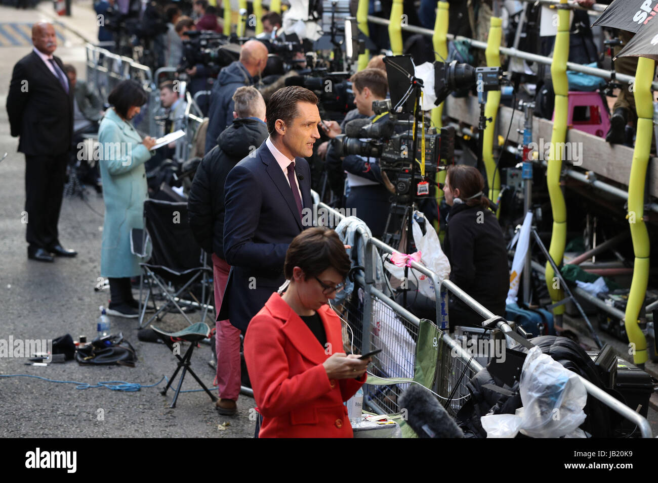 Recueillir des médias à Downing Street, Londres, comme Theresa May's avenir en tant que premier ministre et chef des conservateurs était-il ouvertement remis en question après sa décision de tenir une élection éclair lamentablement échoué. Banque D'Images