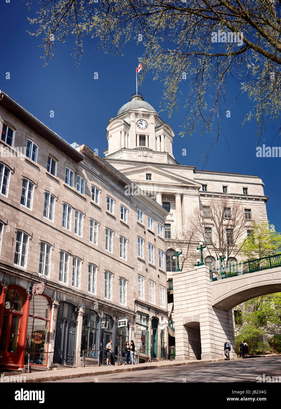 Ancien Bureau De Poste Batiment Historique Prises A Partir De La Rue Cote De La Montagne Dans Le Vieux Quebec Lors D Une Journee Ensoleillee A Postes Canada Cote De La Montagne Ville De