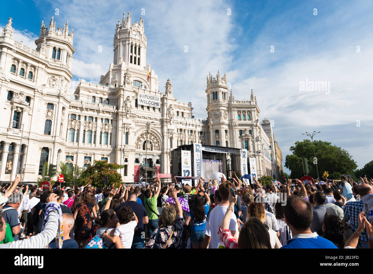 Madrid, Espagne - juin 04, 2017. Des centaines de personnes se rassemblent devant la mairie de Madrid pour célébrer la victoire dans la ligue de la Real Madrid Banque D'Images
