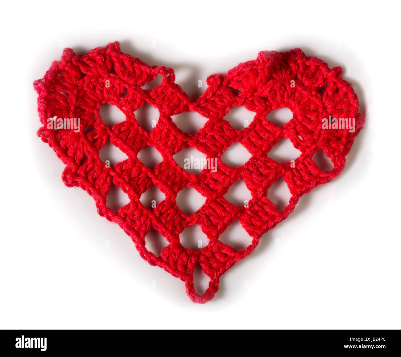 Coeur rouge en tricot fait de fil. Isolé blanc Banque D'Images