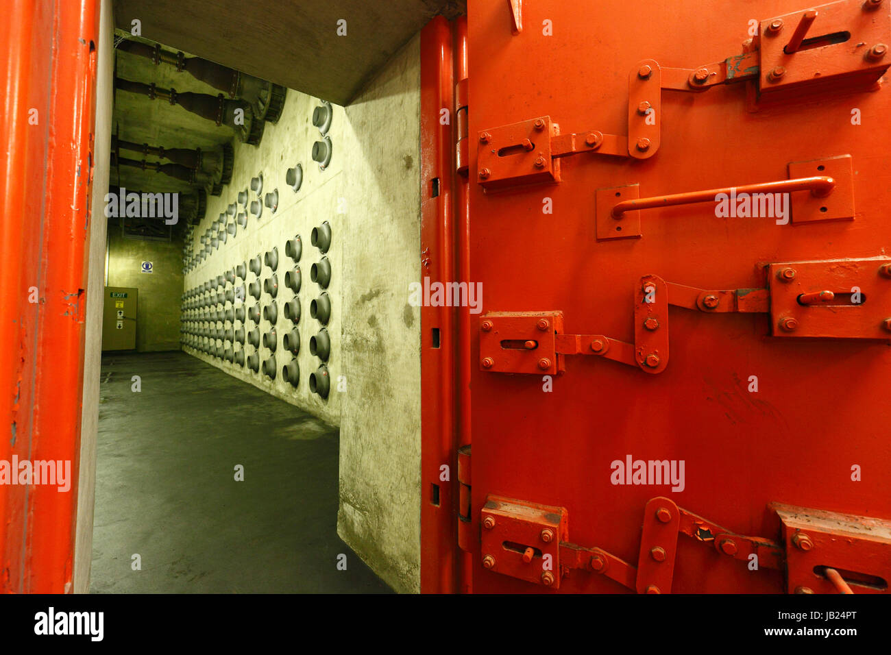 Metal blast rouge porte et couloir de béton à RAF Neatishead nuclear bunker souterrain. Banque D'Images