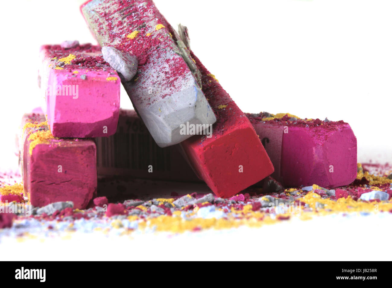 Pastellkreidestuecke in verschiedenen Farben, gebraucht auf einem Haufen Banque D'Images