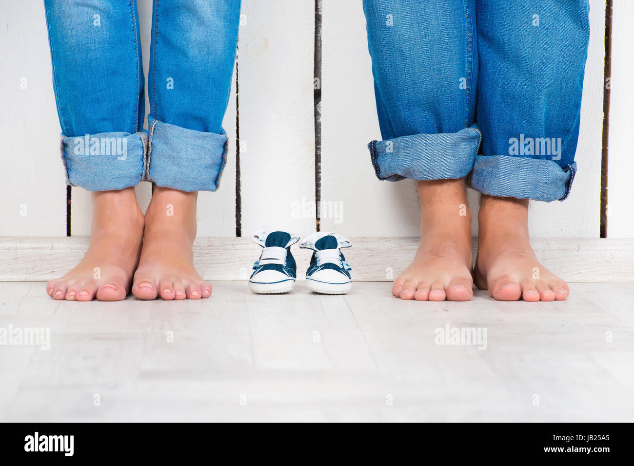 En Attente De Bebe Femme Enceinte Grossesse Maternite Famille Heureuse Papa Maman Et Du Bebe Chaussons Air De Famille Photo Stock Alamy