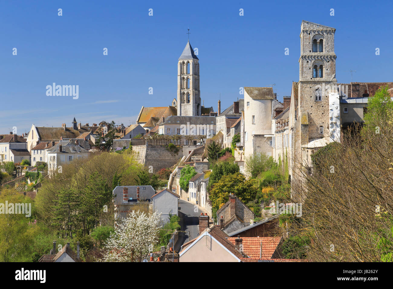 France, Seine-et-Marne (77) , Château-Landon, la ville et le clocher de l'église Notre-Dame // France, Seine et Marne, Chateau Landon, de la ville et e Banque D'Images