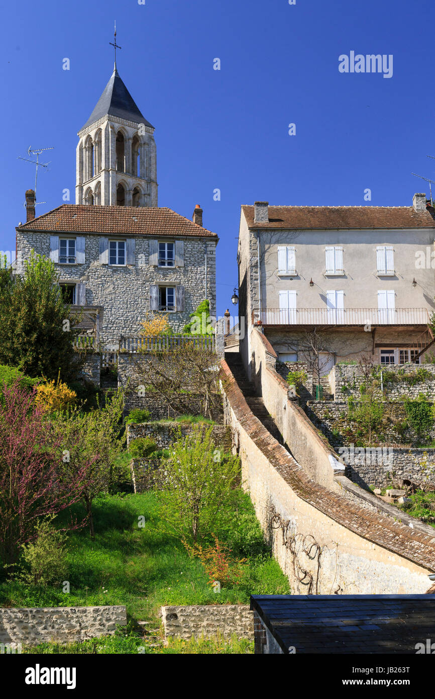 France, Seine-et-Marne (77) , Château-Landon, chemin en escalier entre le haut de la ville avec le clocher de l'église Notre-Dame et la rivière le fus Banque D'Images