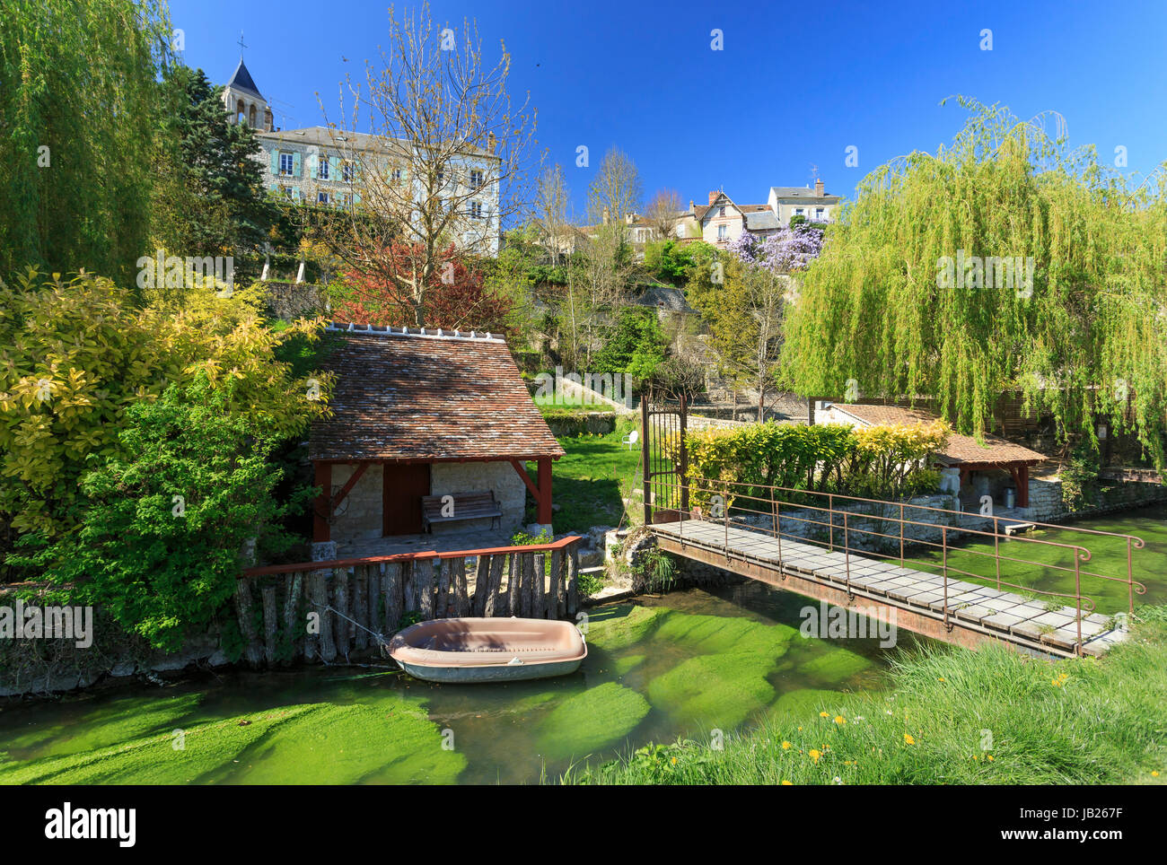 France, Seine-et-Marne (77) , Château-Landon, chemin en escalier entre le haut de la ville avec le clocher de l'église Notre-Dame et la rivière le fus Banque D'Images