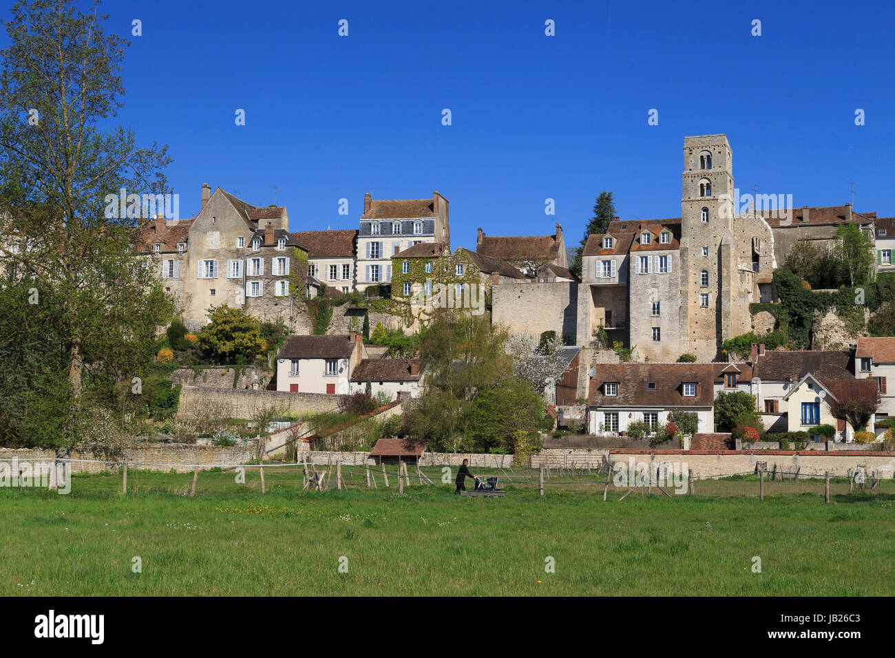 France, Seine-et-Marne (77) , Château-Landon et sentier aménagé // France, Seine et Marne, Chateau Landon Banque D'Images
