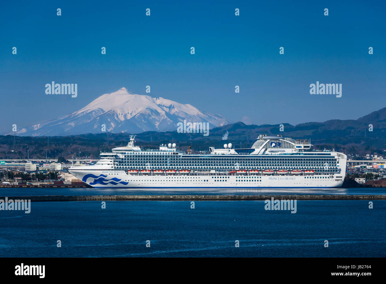 Le Diamond Princess bateau de croisière et de Mt. Iwaki au port d'Aomori, au nord du Japon, de la région de Tōhoku. Banque D'Images