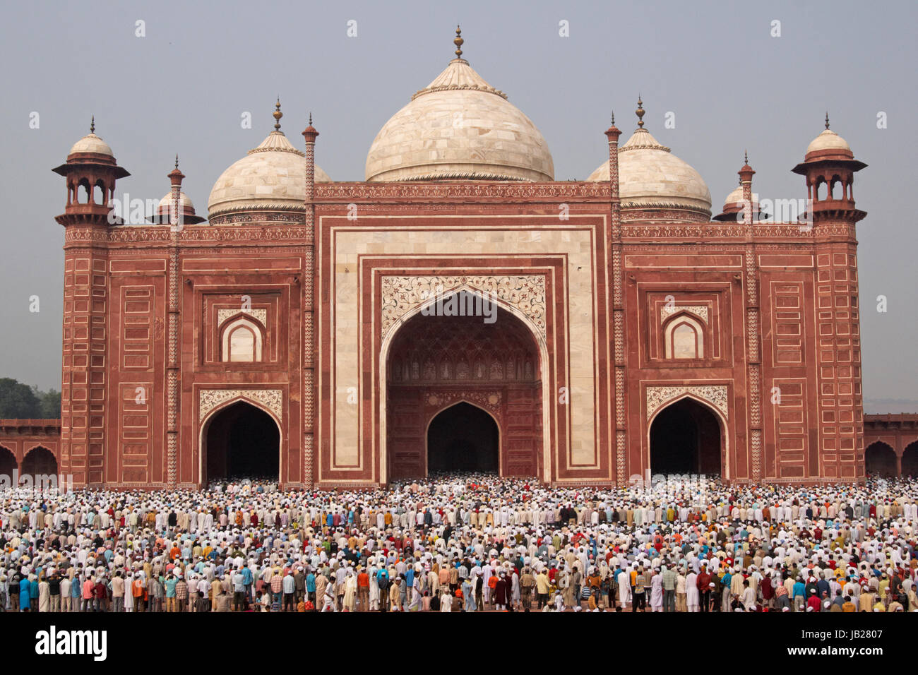 Des milliers de personnes se retrouvent en face de la mosquée au Taj Mahal pour célébrer la fête musulmane de l'Aïd el-Fitr à Agra, Uttar Pradesh, Inde. Banque D'Images