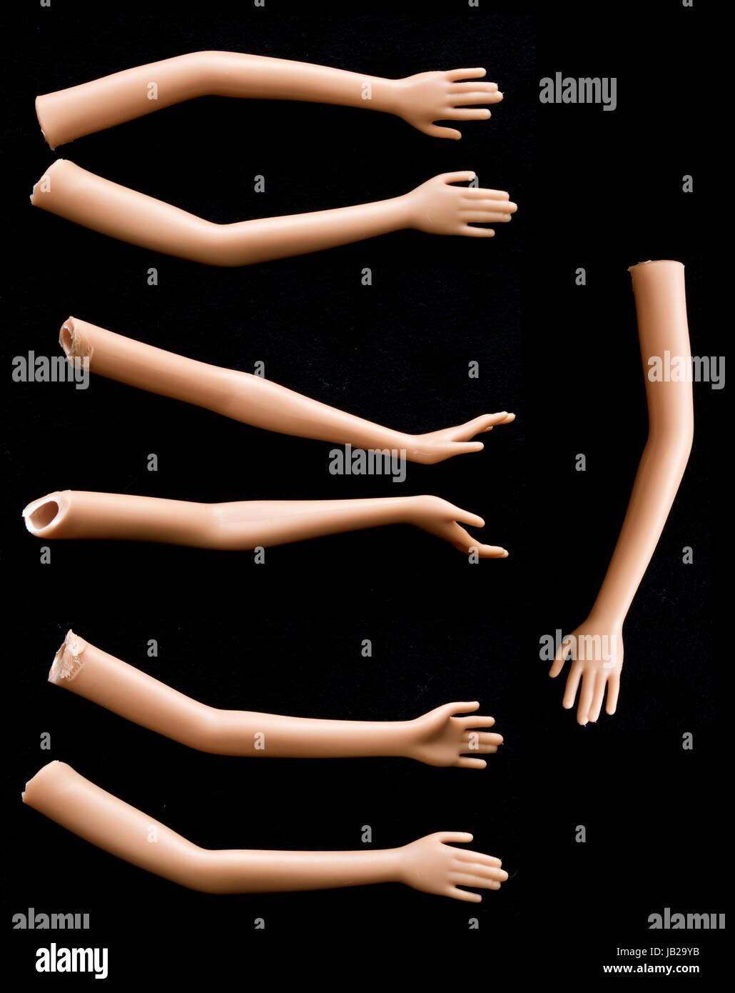 Poupée cassée les bras et les mains sur fond noir Photo Stock - Alamy