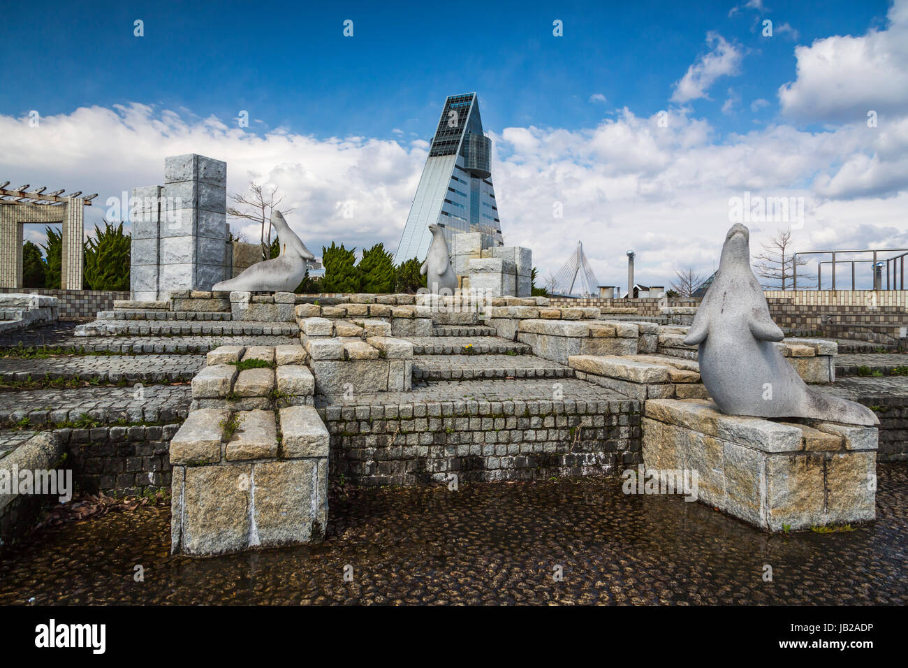 Un jardin de sculptures aquatiques dans le port de la ville d'Aomori, au nord du Japon, de la région de Tōhoku. Banque D'Images