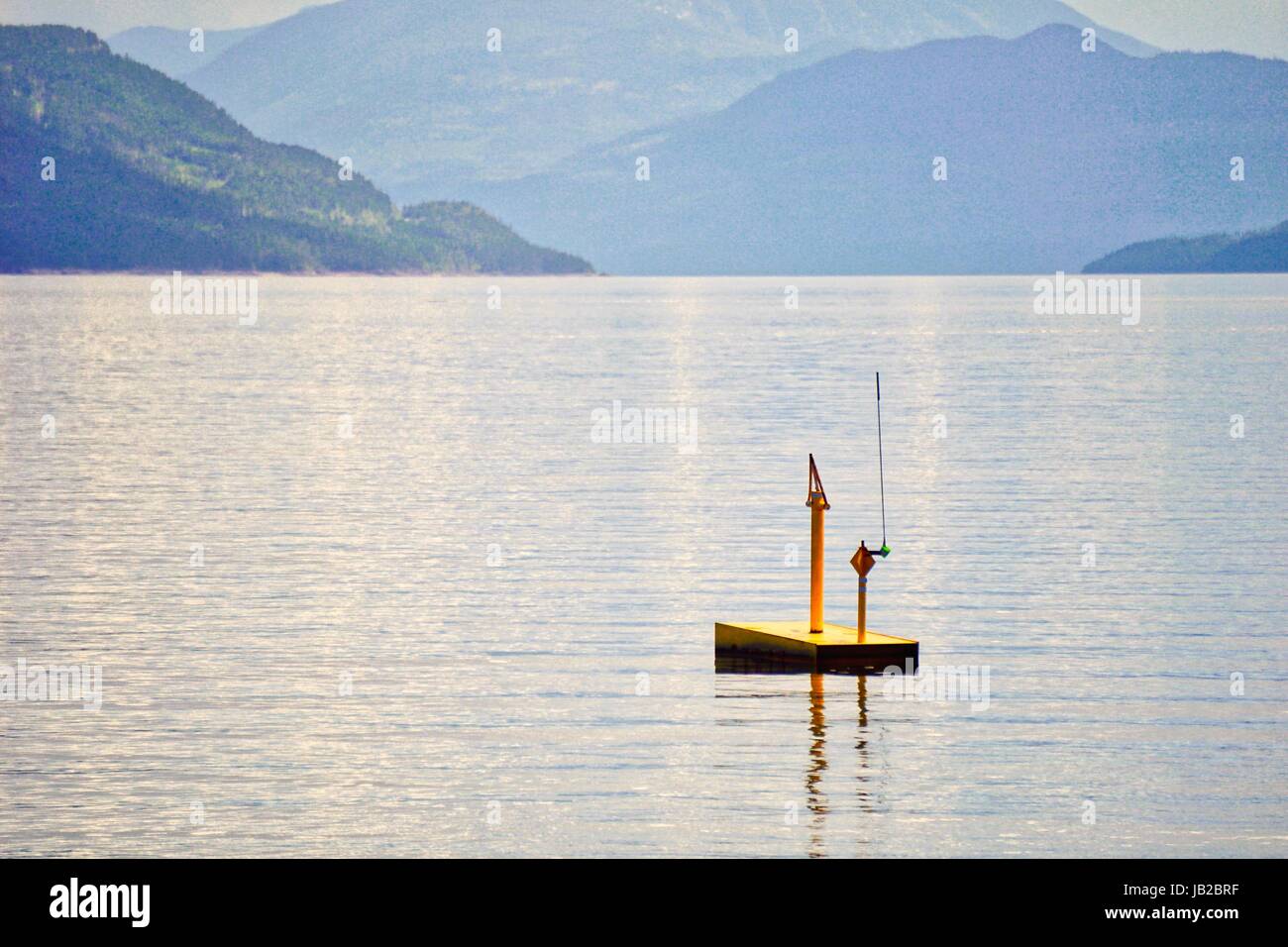 Bouée jaune sur les eaux bleu calme Banque D'Images Bouée jaune sur les eaux bleu calme Banque D'Images