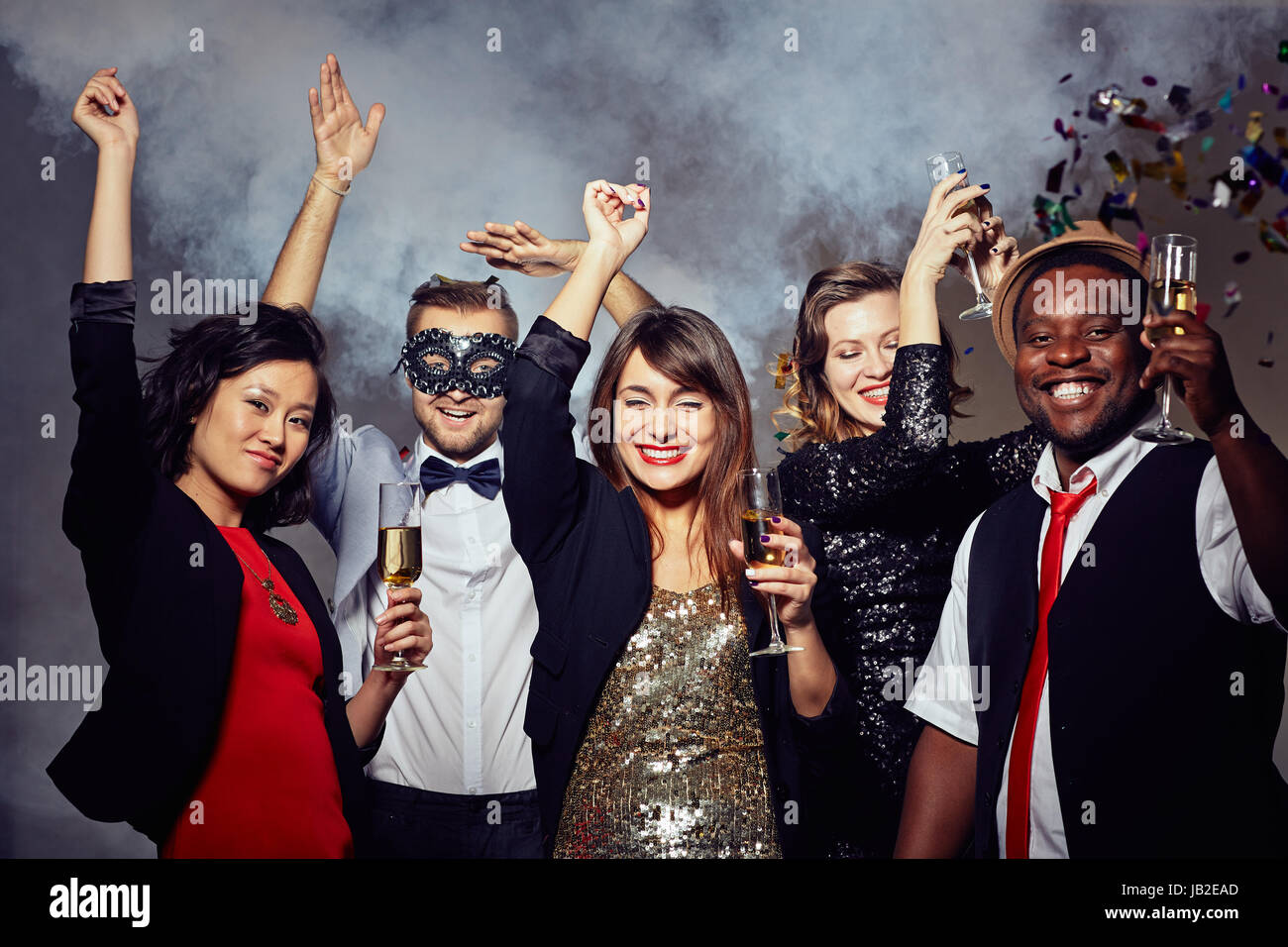 Jeunes amis s'Amusant joyeux Banque D'Images
