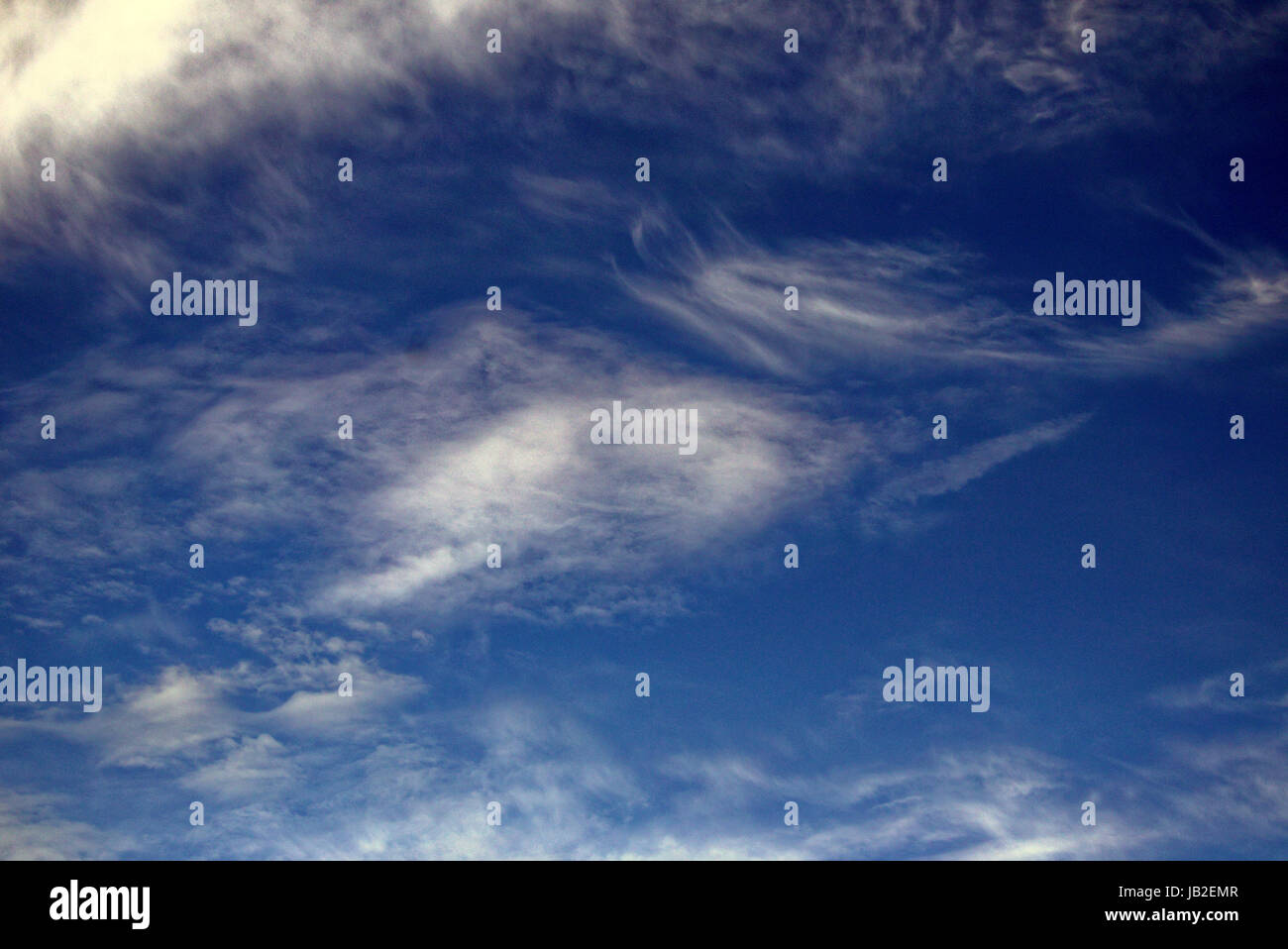 Pareidolia faciale ciel bleu avec des nuages blancs qui ressemblent à des dessins animés flying devil Banque D'Images