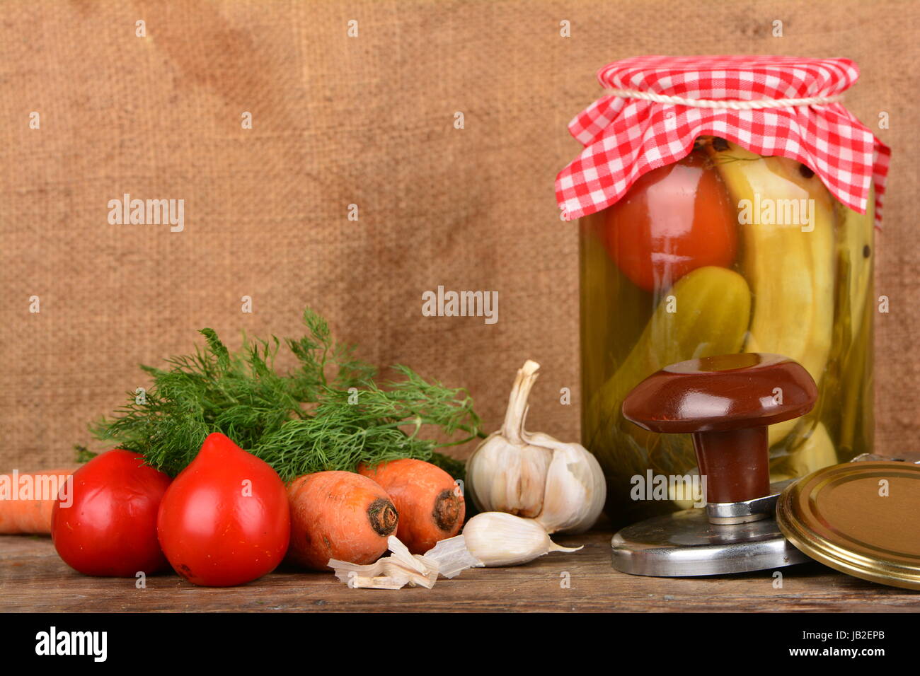La mise en conserve domestique, les légumes en conserve Banque D'Images