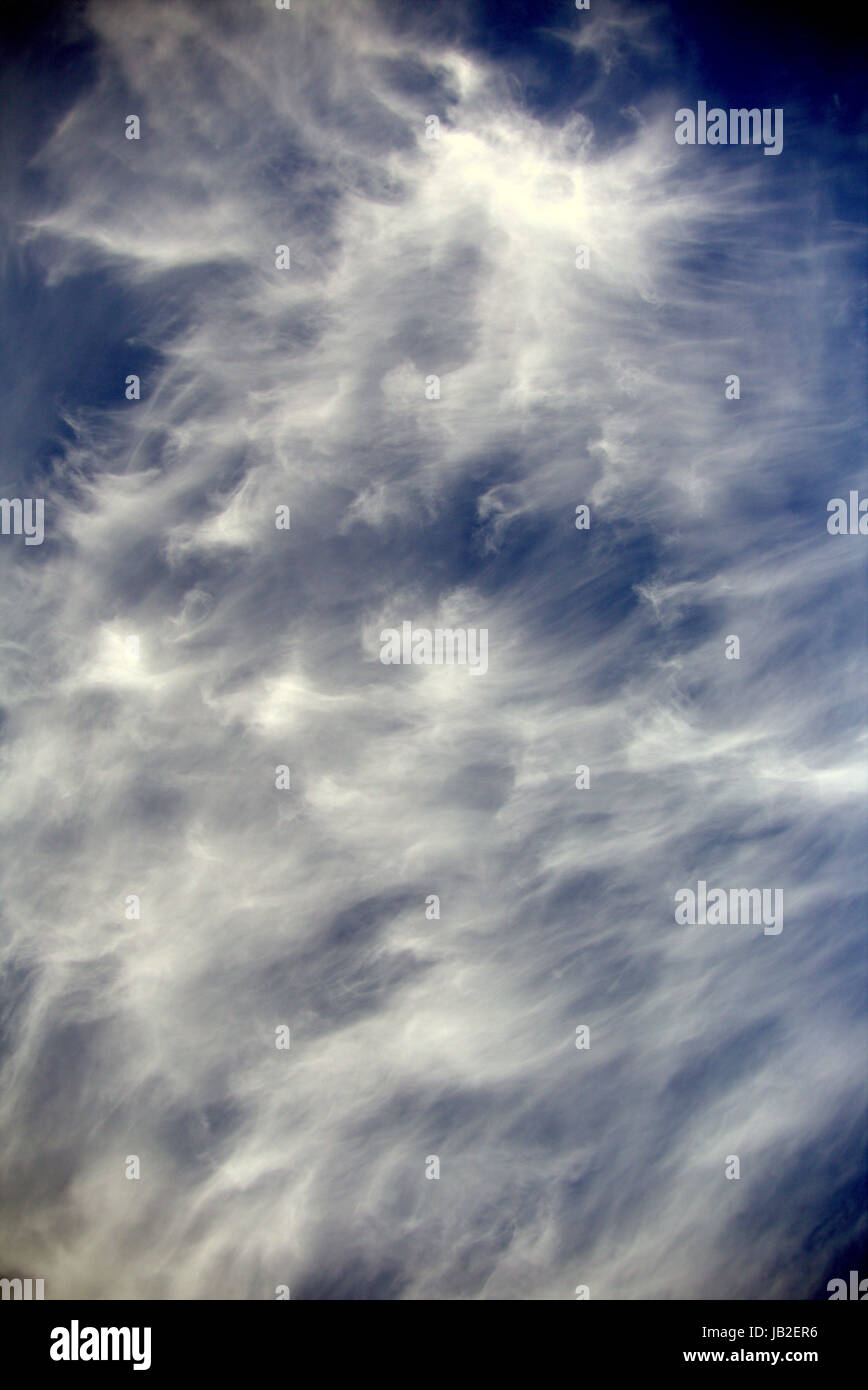 Pareidolia faciale ciel bleu avec des nuages blancs qui ressemblent à du mal face Banque D'Images