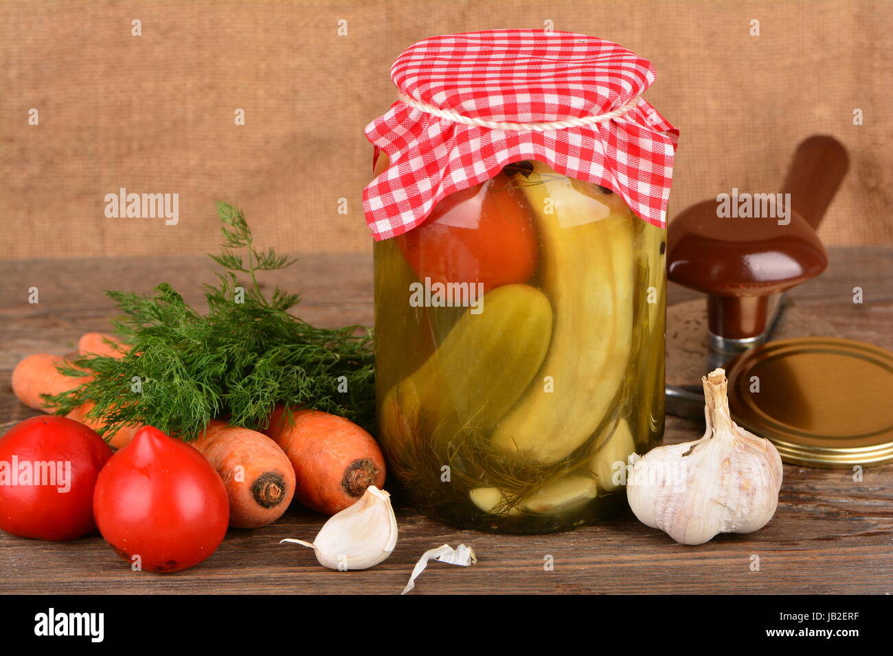 La mise en conserve domestique, les légumes en conserve Banque D'Images