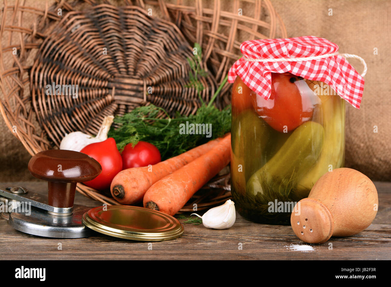 La mise en conserve domestique, les légumes en conserve Banque D'Images