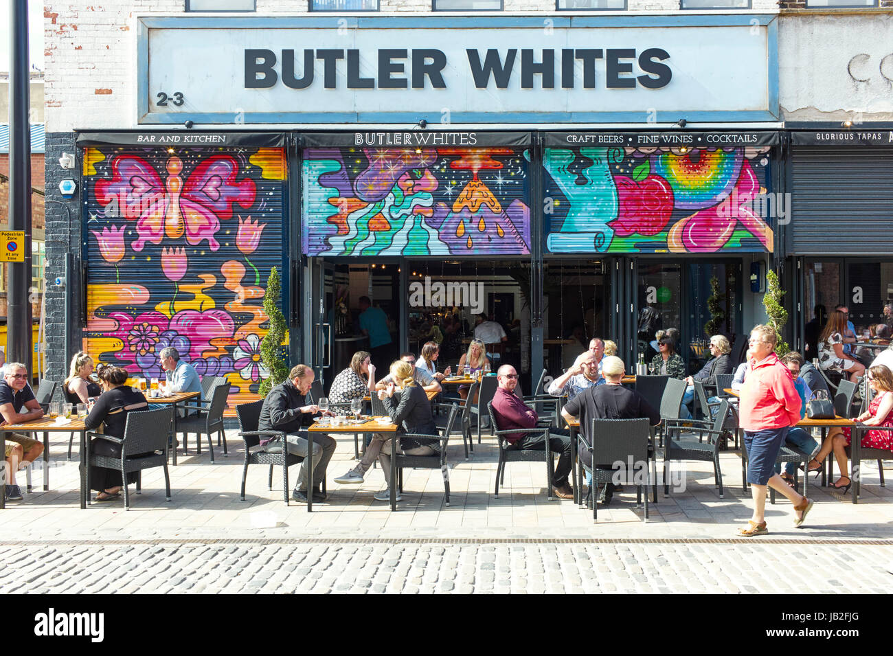 Les gens de l'extérieur à Butler café restaurant blancs à Humber Street, Hull Banque D'Images