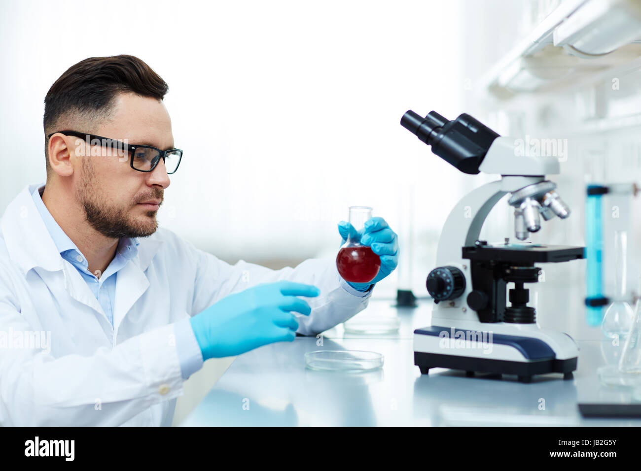 Scientifique sérieuse effectuant la recherche médicale au lab Banque D'Images