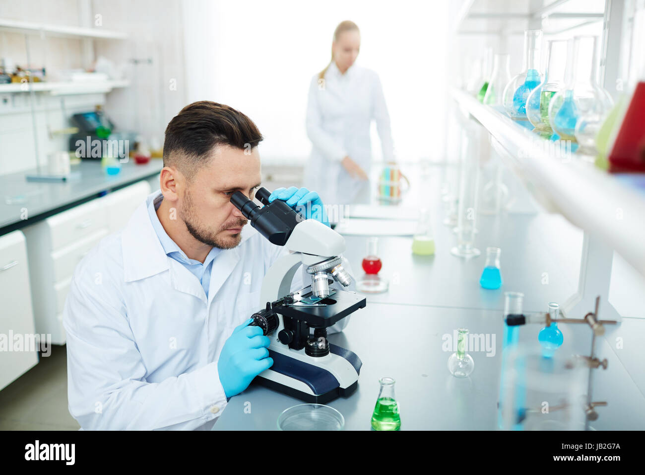 Groupe de travail scientifique en laboratoire chimique moderne Banque D'Images