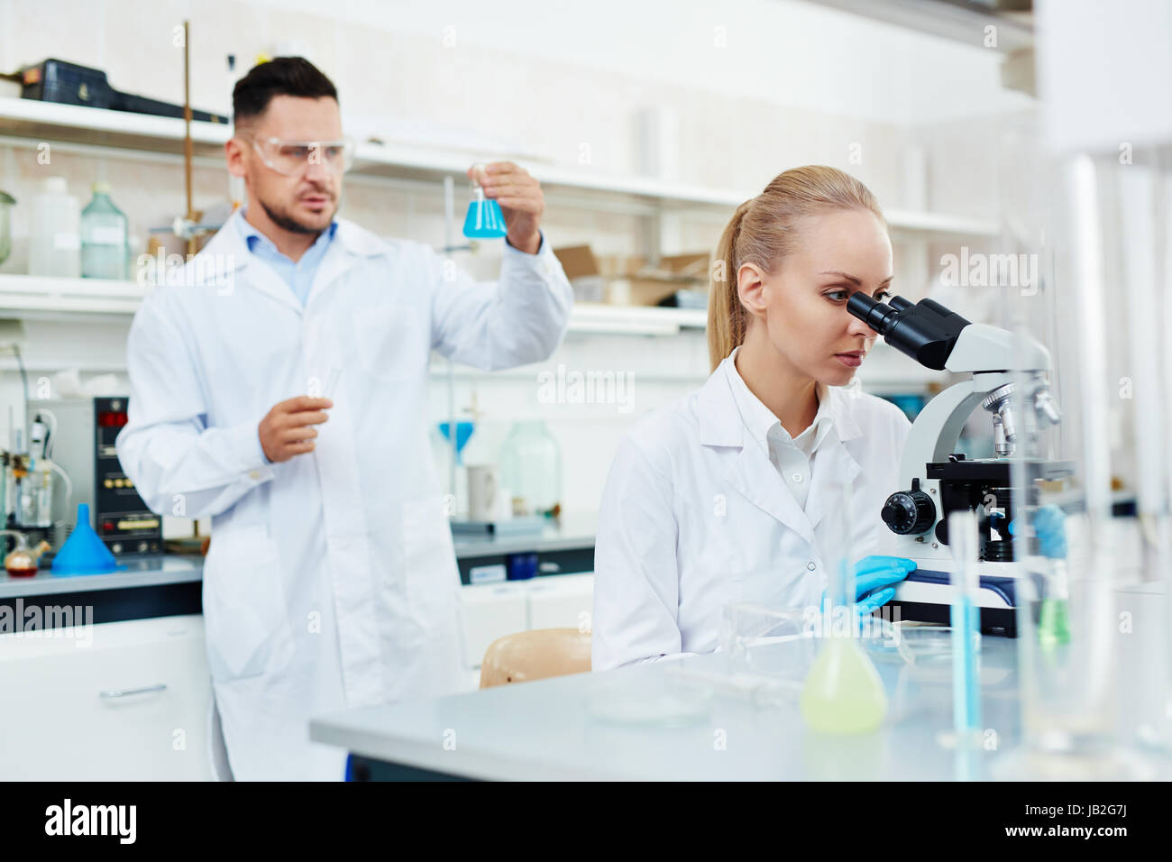 Bio-Chemists travaillant dans un laboratoire moderne Banque D'Images