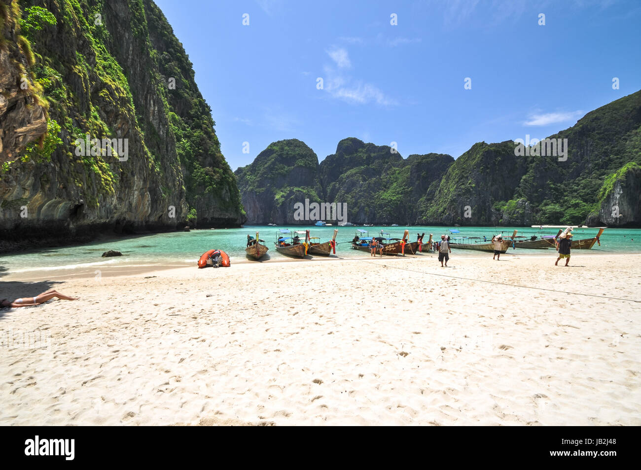 Longue queue des bateaux en bois de la baie de Maya, la Thaïlande Perfect baie tropicale, en Asie. Banque D'Images