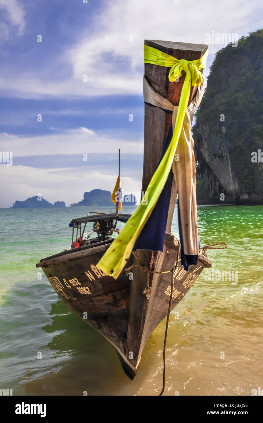 Bateau Longtail sur une île tropicale, la Thaïlande, l'Asie. Banque D'Images