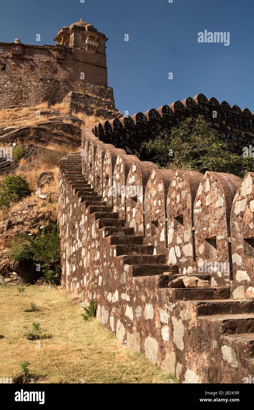 Remparts de la forteresse du xve siècle à Kumbhalgarh au Rajasthan, Inde. Banque D'Images
