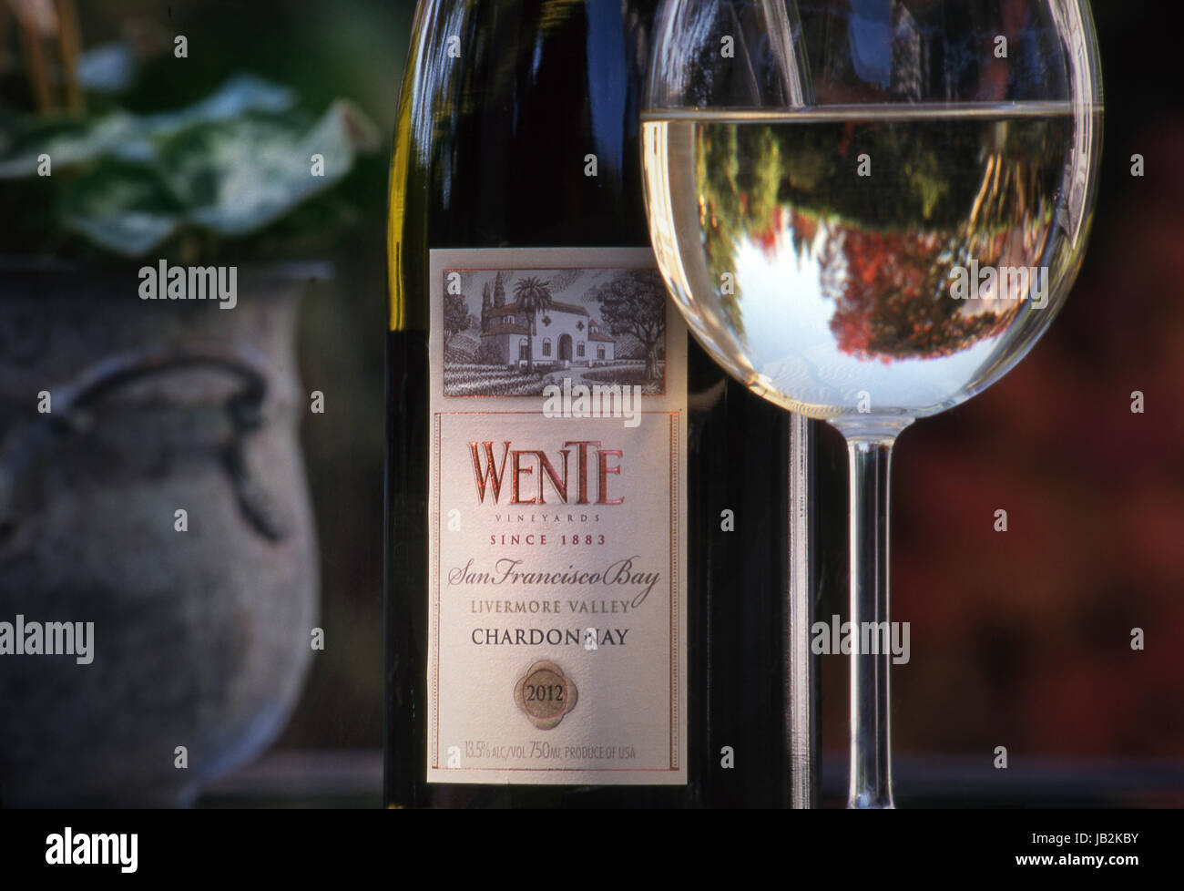 WENTE CHARDONNAY Alfresco bouteille de dégustation de vin et verre de Wente Chardonnay, sur la terrasse du jardin table Livermore Valley, Californie Etats-Unis Banque D'Images