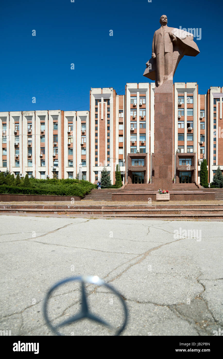 25.08.2016, la Moldavie, la Transnistrie, Tiraspol - Le gouvernement et le parlement avec Lenindenkmal sur la rue principale du 25 octobre. Au premier plan le symbole de l'ennemi de classe - un Mercedesstern. La Transnistrie est une république partielle sous le moldave l'influence russe à l'est de la rivière Dnister. La région s'est séparée de la Moldavie en 1992 et n'est pas reconnu par aucun autre pays. Même la fédération-entité dépendante est connu comme le Transdnestrovian Pridnestrovkaja Moldavskaja (République Moldave Respublika / PMR). Tiraspol est la capitale. 00A160825D052CAROEX.JPG - pas à vendre dans Banque D'Images