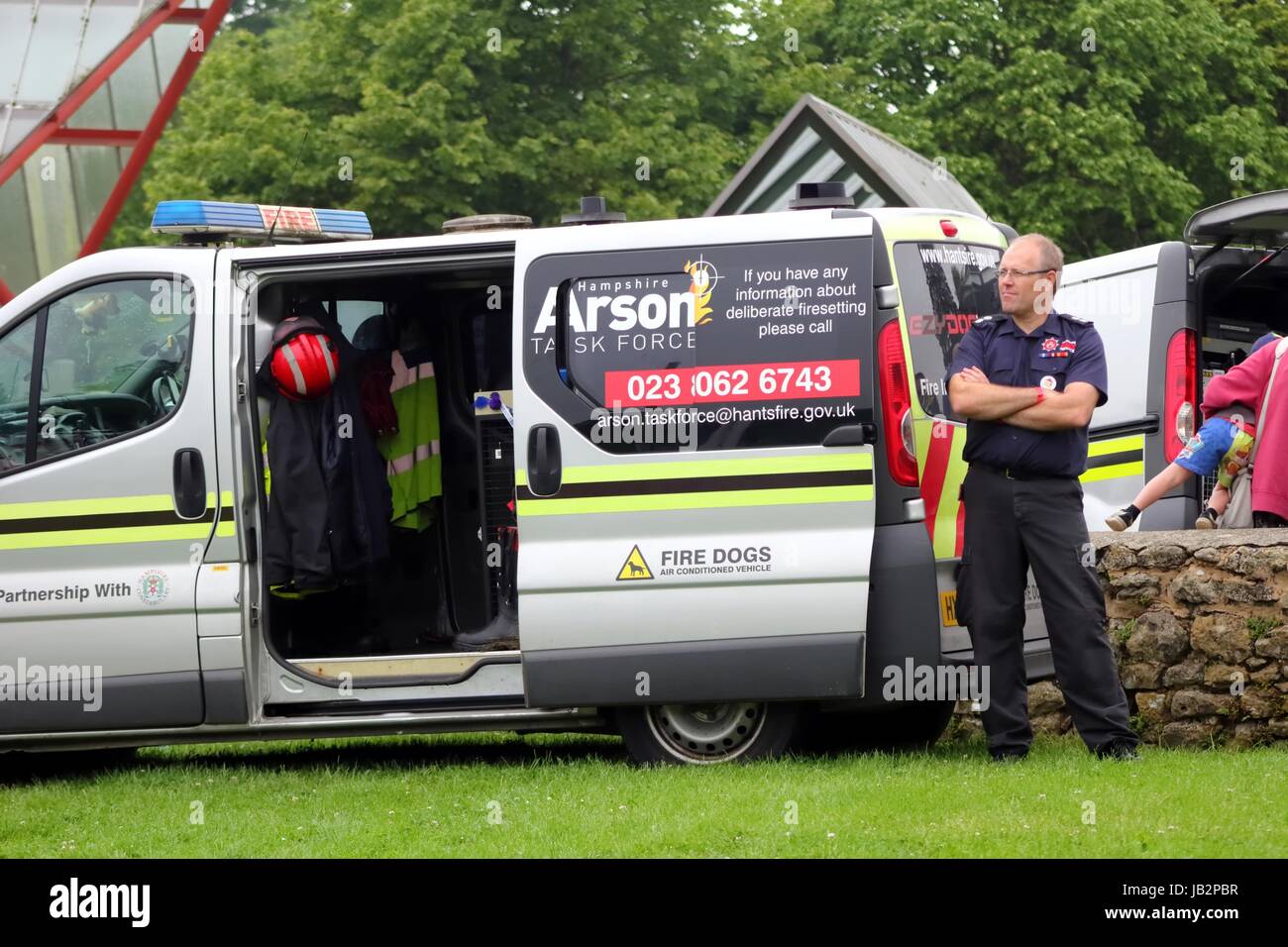 Beaulieu, Hampshire, UK - 29 mai 2017 : Feu chien renifleur van et l'agent appartenant à l'Hampshire Arson Task Force Banque D'Images