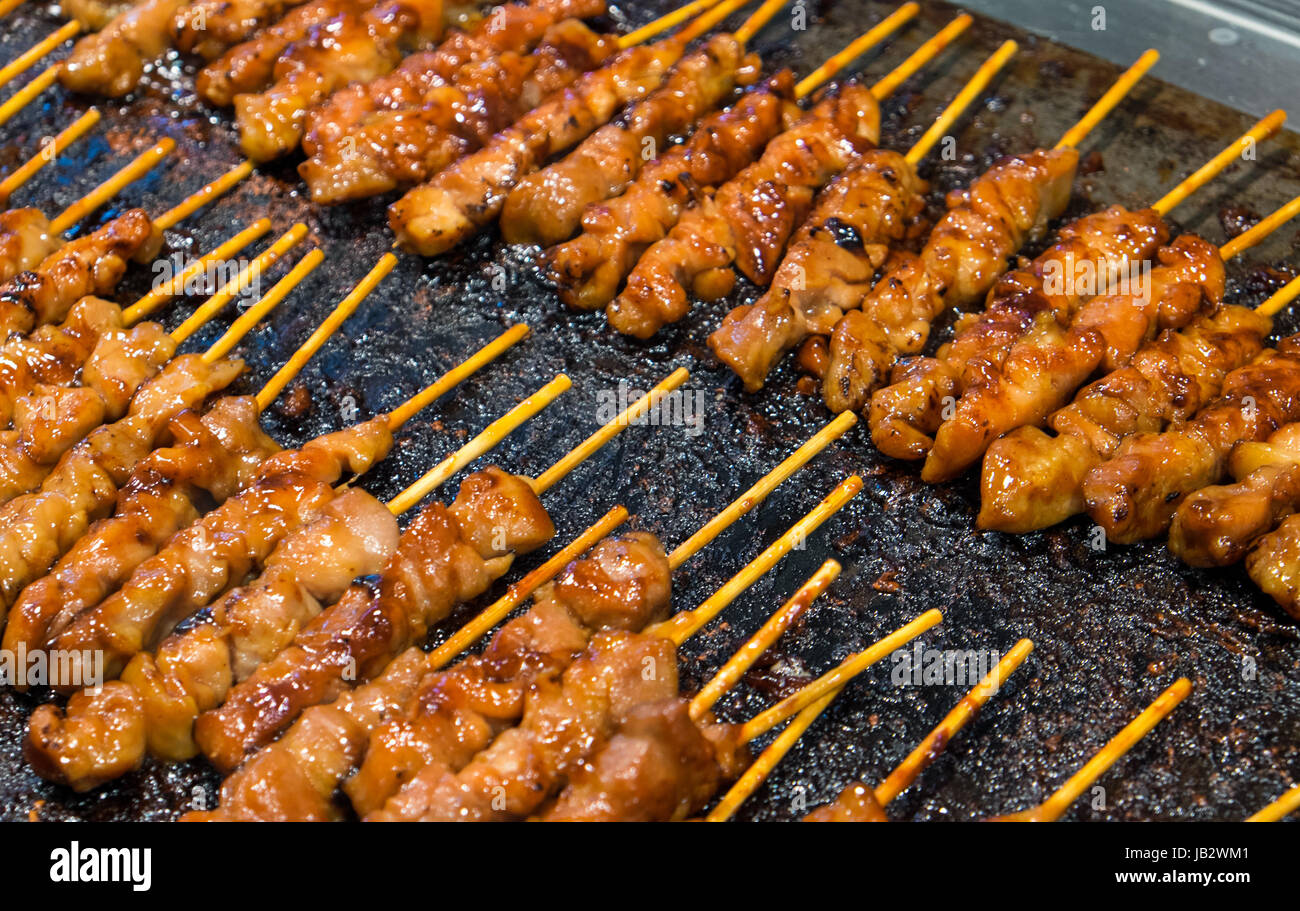 Satay brochettes sur le grill Banque D'Images