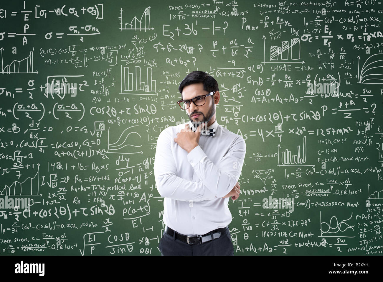 Peur businessman thinking in front of blackboard avec formule mathématique Banque D'Images