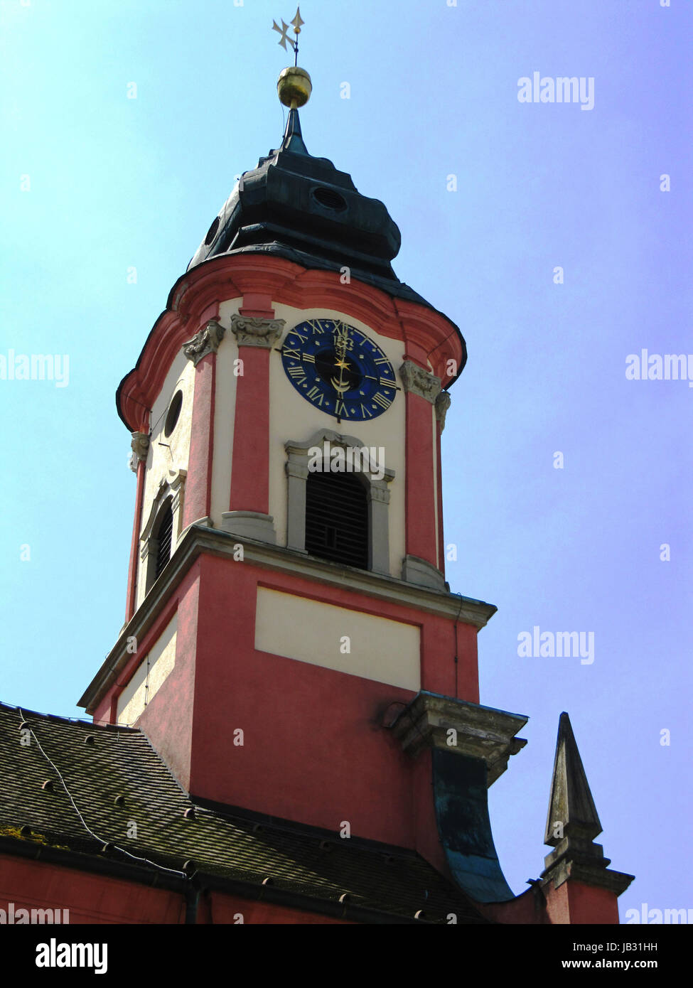 Roter Kirchturm unter blauem Himmel en Baden-Würtemberg red tour de l'église sous ciel bleu en Baden-Würtemberg Banque D'Images