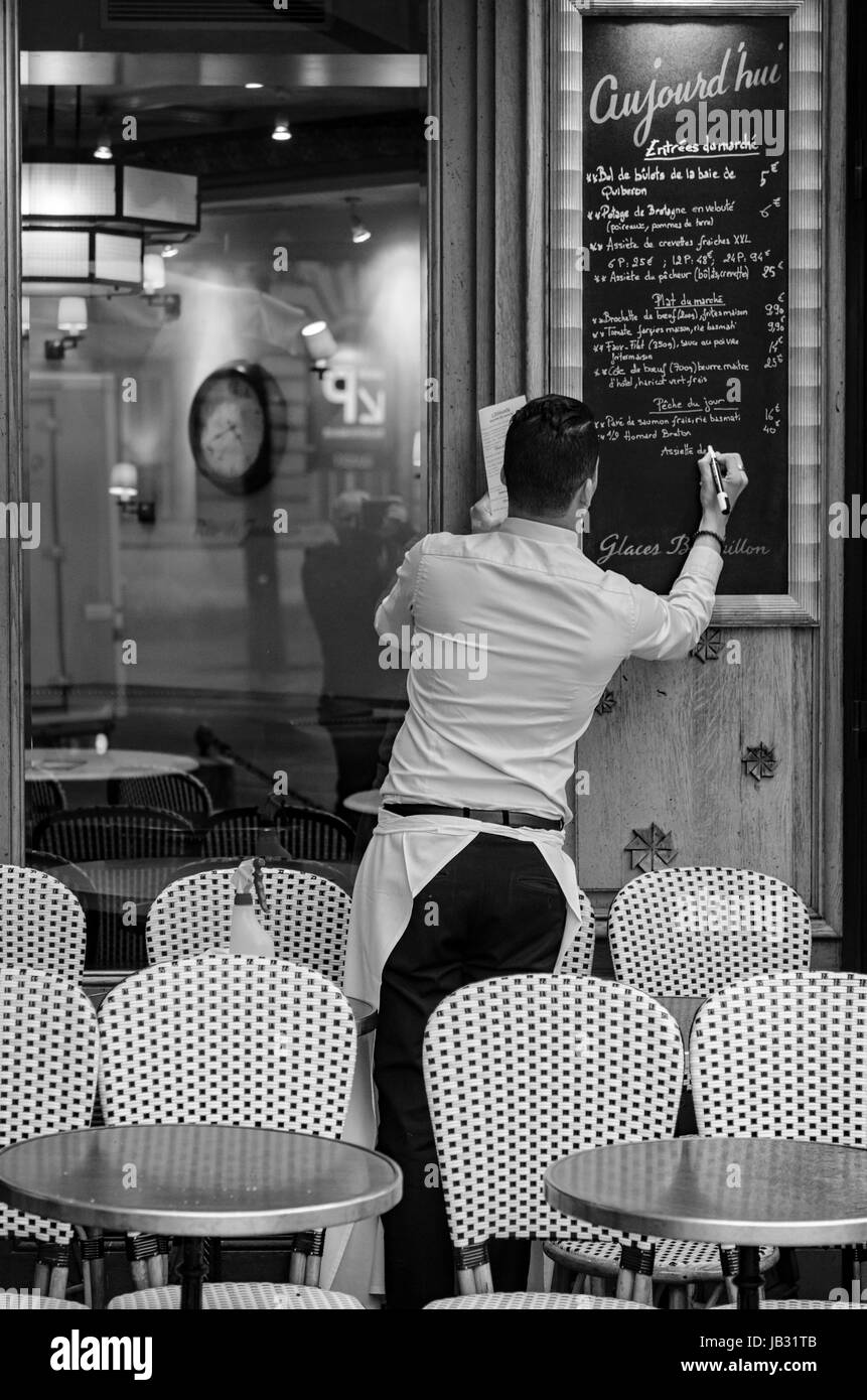 Le serveur écrit le menu du jour Banque D'Images