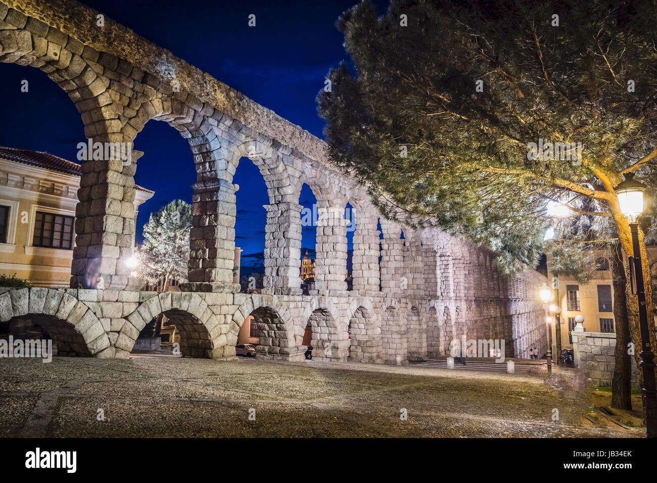 Vue partielle de l'aqueduc romain situé dans la ville de Ségovie la nuit , l'UNESCO World Heritage Site, Espagne Banque D'Images