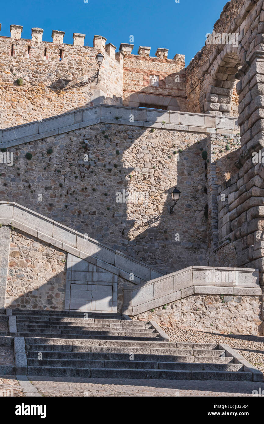 Vue partielle de l'escalier menant à l'aqueduc le mur, situé dans la ville de Ségovie, UNESCO World Heritage Site, Espagne Banque D'Images