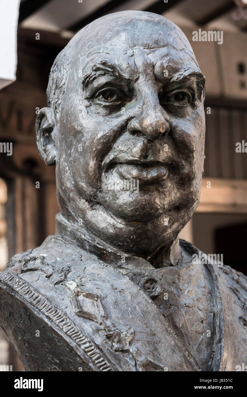 Statue en hommage au grand cuisinier Candido Lopez Sanz, célèbre et populaire de caractère ville de Ségovie, Espagne Banque D'Images