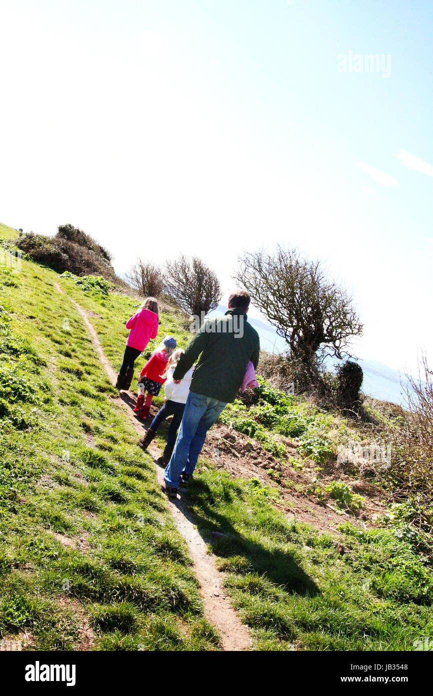 Journée en famille - prendre une colline à pied dans la région de Sutton, la baie de Dublin en Irlande, s'amuser en famille, la solidarité, le bien-être concept concept de vie sains Banque D'Images