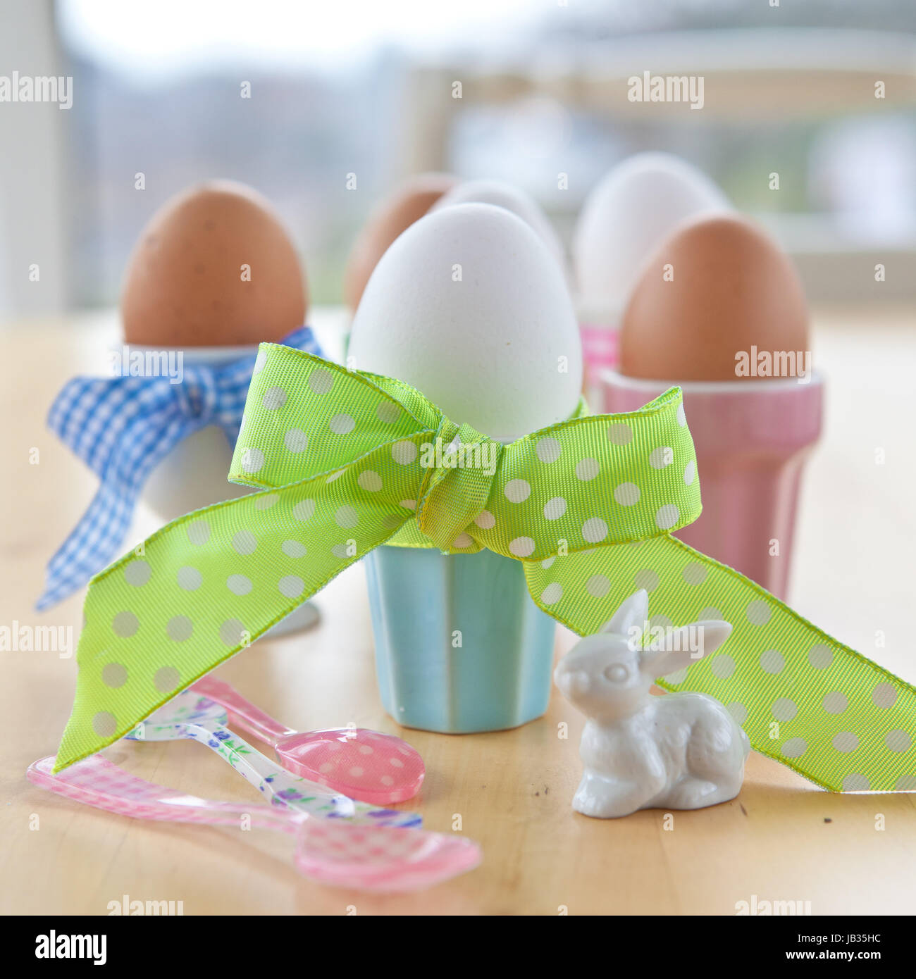 Dans Eierbechern Gekochte Eier bunten zu Ostern Banque D'Images