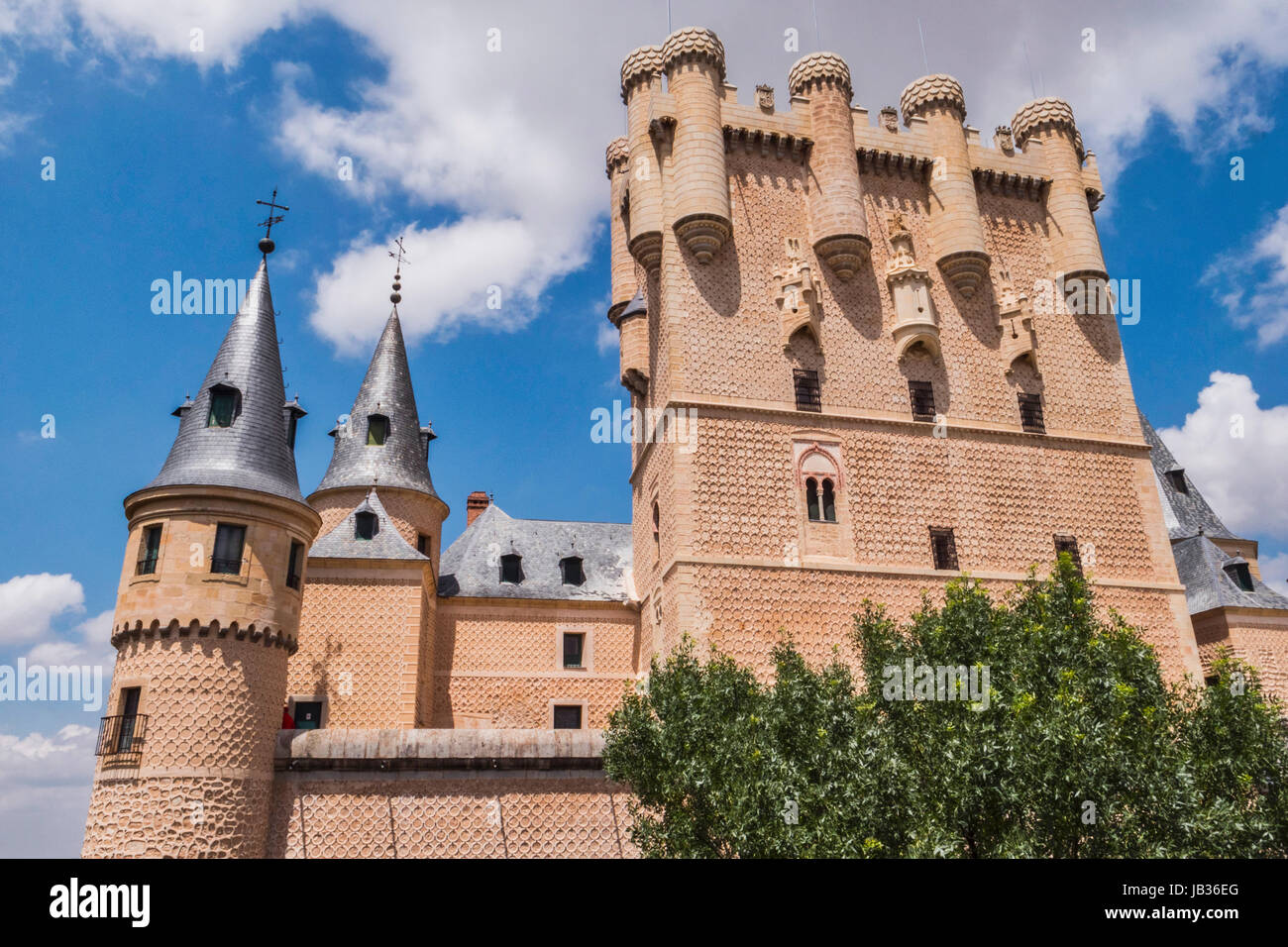 Segovia, Espagne - juin 3 : vue partielle sur le château à partir de l'entrée du monument et pont-levis, Juan II Tower, sur un piton rocheux, construit Banque D'Images