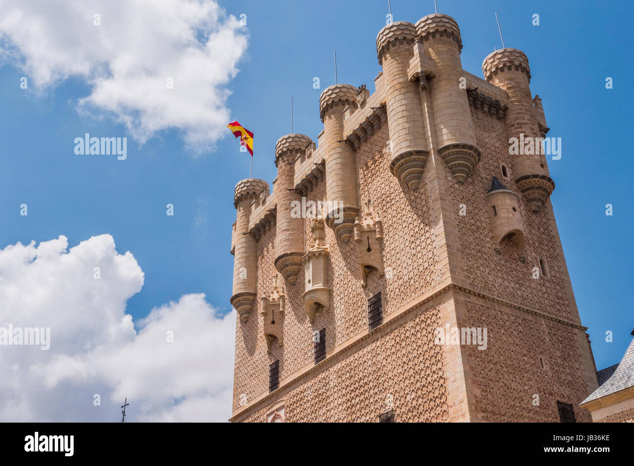 Segovia, Espagne - juin 3 : vue partielle sur le château à partir de l'entrée du monument et pont-levis, Juan II Tower, sur un piton rocheux, construit Banque D'Images