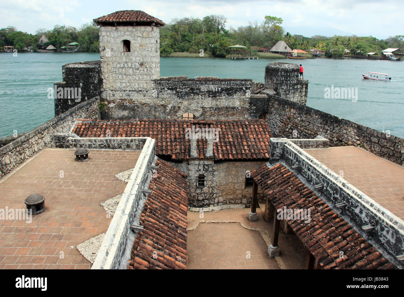 Fortaleza del caribe colonial en Guatemala, El Castillo de San Felipe sirvio de protección contra piratas bucaneros y de la epoca Española coloniale Banque D'Images